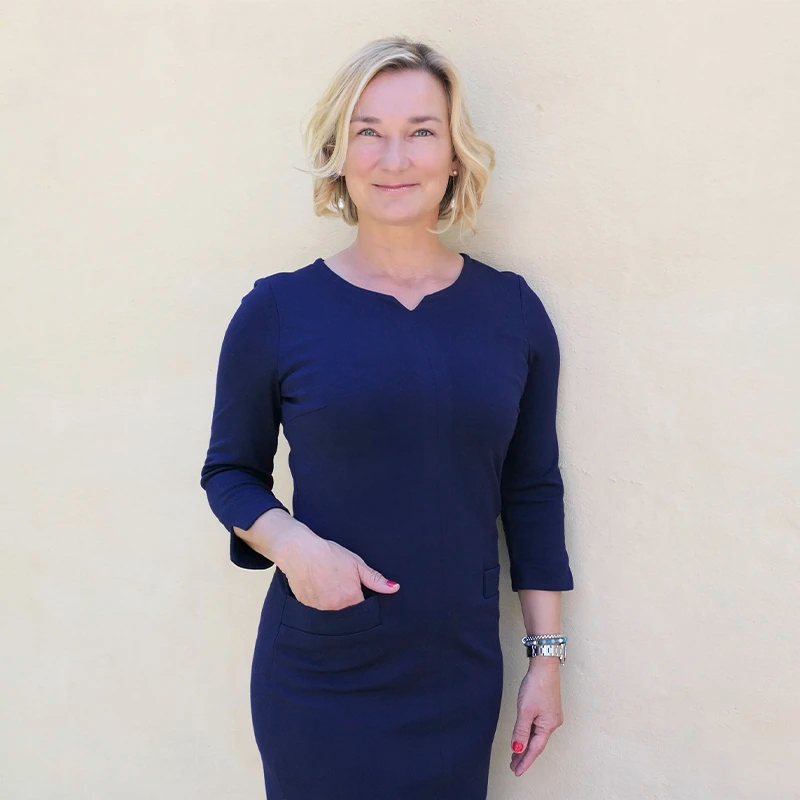 Immobilienmaklerin in elegantem Business-Outfit – professionelles Portrait für Immobilienvermittlung in Berlin.