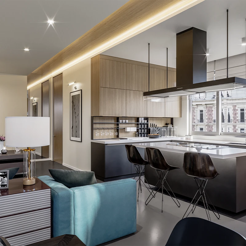 Moderne Designer-Küche mit eleganter Ausstattung und Barhockern – ein Beispiel für hochwertige Immobilien in Berlin.